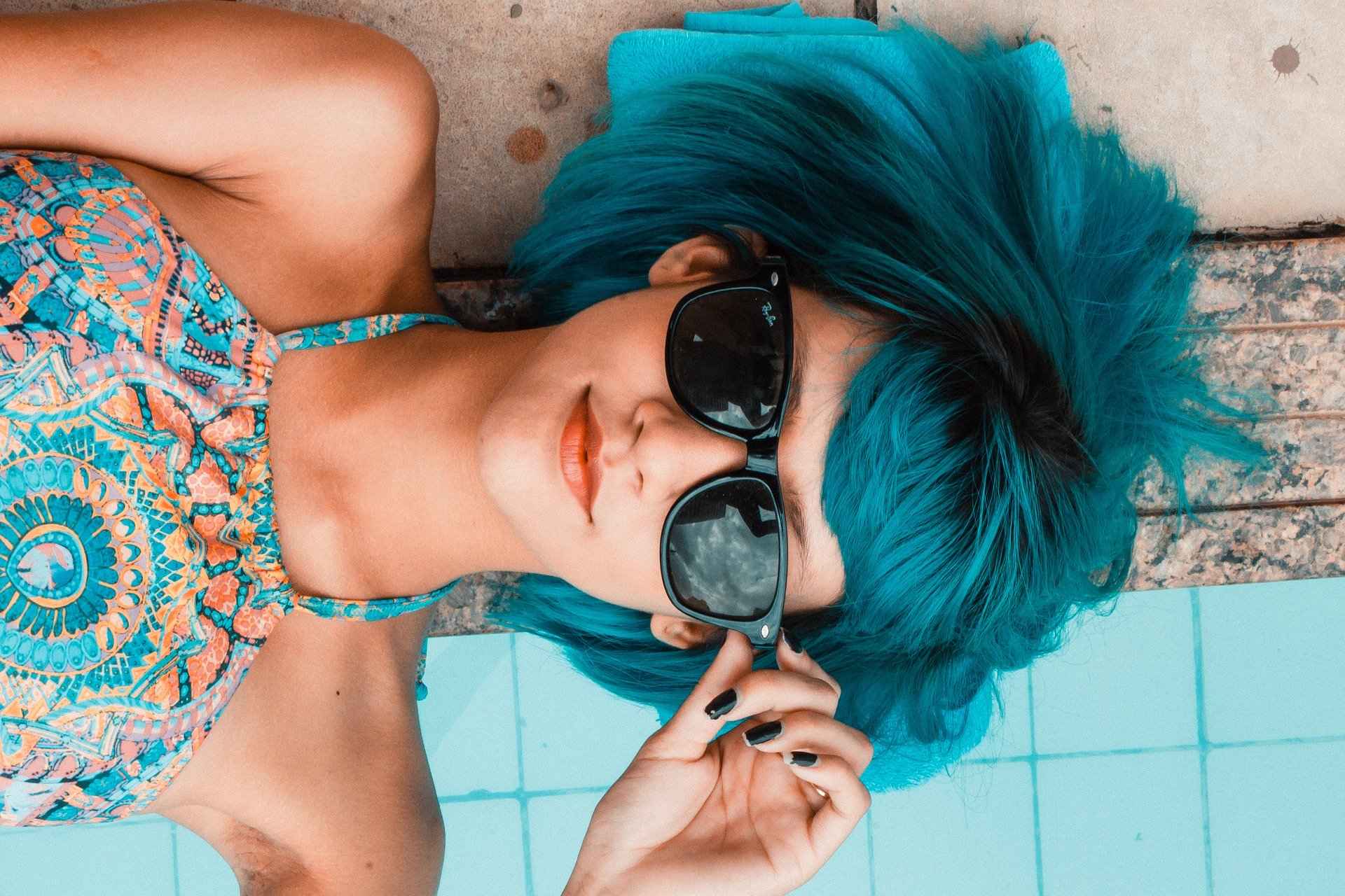 Ein Bild von einer Frau mit blauen Haaren